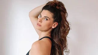 Η Χριστίνα Μπόμπα και οι δίδυμες, Αριάνα και Φιλίππα Τανιμανίδη, φόρεσαν τα bucket hats τους και έκαναν βόλτα στην Αντίπαρο