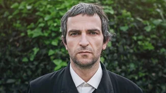 O Άρης Σερβετάλης σε μία σπάνια δημόσια εμφάνιση με τη γοητευτική σύζυγό του, Έφη Μπίρμπα