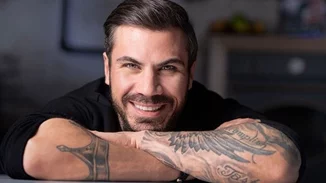 Αχιλλέας Πετρετζίκης | Ο Άκης Πετρετζίκης παίζει παιχνίδια με τον γιο του στη φουσκωτή πισίνα του σπιτιού τους και δείχνουν πιο χαρούμενοι από ποτέ