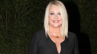 Η Ρούλα Κορομηλά με μπλε μαθητική ποδιά