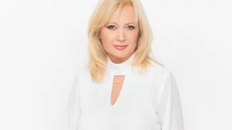 "Επιτέλους, έρχεται το καλοκαιράκι" | Η Αγγελική Νικολούλη πήγε στη θάλασσα με καφτάνι και καπέλο cowboy