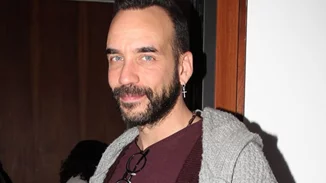 Ο Πάνος Μουζουράκης και η Μαριλού Κόζαρη παντρεύονται με έξι κουμπάρους και πάνω από 300 καλεσμένους