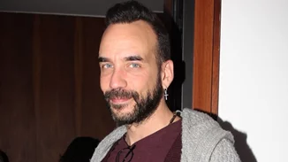 Η Μαριλού Κοζάρη ετοιμάζεται να παντρευτεί τον Πάνο Μουζουράκη ακούγοντας τραγούδια του