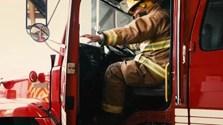 Πυρκαγιά ξέσπασε σε εργοστάσιο με βερνίκια και χρώματα στα Οινόφυτα