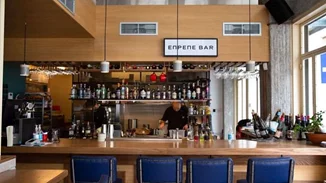 Στην Κυψέλη "Έπρεπε" να γίνει ένα μπαρ. Και έγινε.