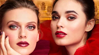 Μια 5-step ρουτίνα ομορφιάς για να είσαι η πιο λαμπερή καλεσμένη στα χριστουγεννιάτικα πάρτι