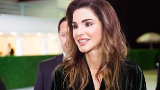 Η επιτομή της θηλυκότητας με απίθανο φόρεμα η βασίλισσα Ράνια | Η δραματική μεταποίηση για να γίνει σεμνό