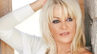 Ρούλα Κορομηλά | Με μαύρο ολόσωμο μαγιό στην παραλία - τα παιχνίδια με την ανηψιά της