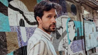 Ορφέας Αυγουστίδης | Η άκρως καλλιτεχνική φωτογραφία με τον 2 ετών γιο του και το κοινωνικό μήνυμα με αφορμή τη Γιορτή του Πατέρα