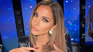 Η Δέσποινα Βανδή ποζάρει με μαύρο μπικίνι πιο γυμνασμένη και καλλίγραμμη από ποτέ | Οι διακοπές στην Κρήτη και οι βουτιές με τον Βασίλη Μπισμπίκη