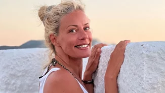 Η Ζέτα Μακρυπούλια ποζάρει στην παραλία όπως όταν ήταν μικρή | Η γλυκιά throwback φωτογραφία και η σύγκριση με το σήμερα