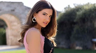 Καλλίγραμμη, κομψή και μαυρισμένη | Η Σταματίνα Τσιμτσιλή ποζάρει με εμπριμέ μπικίνι και εντυπωσιάζει