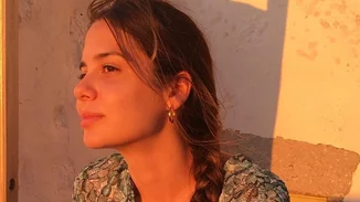 Η Αλεξάνδρα Κωστοπούλου σε μία κομψή, βραδινή εμφάνιση στην Τζιά | Το καλοκαιρινό άλμπουμ από τις διακοπές της