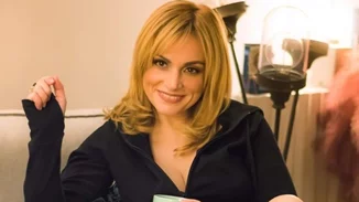 Throwback time | Η σπάνια φωτογραφία της έφηβης Ελεωνόρας Ζουγανέλη με τους γονείς της και τον Σάκη Μπουλά