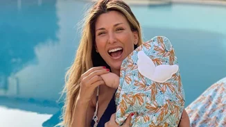 Η Ρούλα Σταματοπούλου είναι η πιο γλυκιά μαμά | Φοράει το μπικίνι της και παίζει παιχνίδια με τον 1 έτους γιο της στην πισίνα