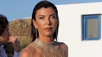 Η Μαρίνα Βερνίκου περπατάει στα σοκάκια της Μυκόνου κρατώντας από το χέρι τον γοητευτικό σύζυγό της, Μίλτο Καμπουρίδη