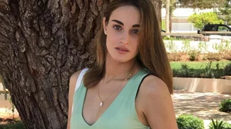 Η Μαρία Βοσκοπούλου είναι το απόλυτο summer girl | Φοράει το μπικίνι της και κολυμπάει σε μία πισίνα έχοντας την πιο μαγευτική θέα