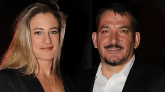 Αφροδίτη Σκαφίδα | Ποζάρει αγκαλιά με τον Πύρρο Δήμα με θέα τη Σαντορίνη