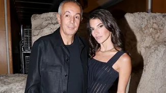 Η Δήμητρα Κούστα με λευκό κοστούμι και βελούδινο κορσέ στο πλευρό του Γιάννη Κούστα