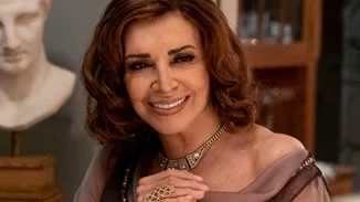 Μιμή Ντενίση | Η λαμπερή εμφάνιση με χρυσές γόβες στην Αθηναϊκή Ριβιέρα