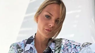 Η Υβόννη Μπόσνιακ εντυπωσιάζει ξανά | Η βραδινή εμφάνιση με εφαρμοστό ψηλόμεσο τζιν και crop πουκάμισο