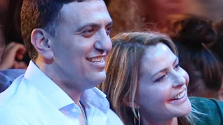 Βασίλης Κικίλιας | Κρατάει στην αγκαλιά του την Τζένη Μπαλατσινού και της εύχεται με τον πιο γλυκό τρόπο για τα γενέθλιά της