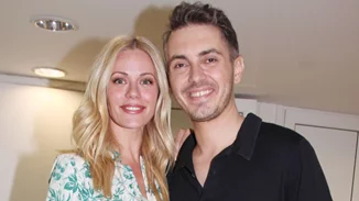 Ο Μιχάλης Χατζηγιάννης στη  Ζέτα Μακρυπούλια | Η τρυφερή κίνηση στο τέλος της παράστασης