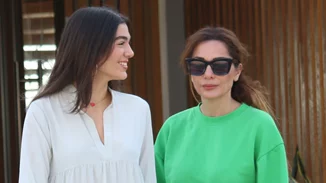 Μελίνα Νικολαΐδη | Πιο κομψή από ποτέ στην αποφοίτησή της - Το maxi φόρεμα που επέλεξε να φορέσει και η εντυπωσιακή εμφάνιση της Δέσποινας Βανδή