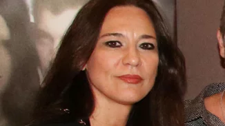 Κωνσταντίνα Μπεκιάρη όπως Δέσποινα Βανδή | Η πρώην σύζυγος του Βασίλη Μπισμπίκη ποζάρει με σέξι ασημί φόρεμα