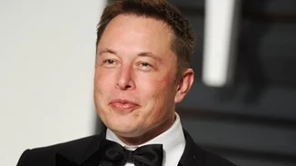 Ο Elon Musk εμφανίστηκε στην έδρα του Twitter κρατώντας έναν νιπτήρα