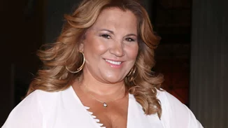 Η Δέσποινα Μοιραράκη στην πρώτη της τηλεοπτική εμφάνιση μετά τον θάνατο του συζύγου της | "Με συνέλαβαν στην Τεχεράνη. Δεν είχα συνειδητοποιήσει πως φαίνεται ελάχιστα το μαλλί μου"