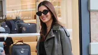 Η Σταματίνα Τσιμτσιλή στόλισε το χριστουγεννιάτικο δέντρο στο σπίτι της ντυμένη ξωτικό