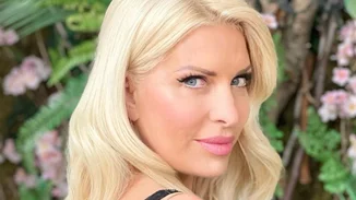 Κατάξανθη και ψηλή | Η 8χρονη Μαρίνα Παντζοπούλου παίζει στη θάλασσα με τον αδερφό της, Άγγελο Λάτσιο, και δείχνει πιο χαρούμενη από ποτέ