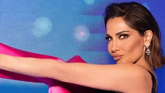 Η Δέσποινα Βανδή μας εύχεται "Καλό μήνα" αλλά εμείς χαζεύουμε τους καλοσχηματισμένους της κοιλιακούς