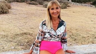 Η Μάρα Ζαχαρέα φωτογραφίζεται με ένα υπέροχο κίτρινο φόρεμα μπροστά από το μαγευτικό ηλιοβασίλεμα των Κυκλάδων