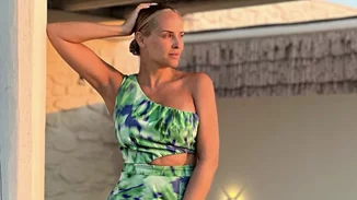 Η Έλενα Ασημακοπούλου φοράει το μπικίνι της και κάνει ηλιοθεραπεία με την πανύψηλη κόρη της, Μαρία Ροζάριο Τσιρίλο, στην όμορφη Λευκάδα