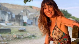 Η Μυρτώ Αλικάκη ποζάρει με μαύρο ολόσωμο μαγιό και λυτά μαλλιά, στην πιο ξέγνοιαστη φωτογραφία της