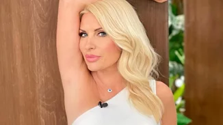 Η Ελένη Μενεγάκη με λευκό μπικίνι κρατώντας από το χέρι την 3χρονη Λάουρα και έχοντας στην αγκαλιά της τον 6χρονο Άγγελο | Οι οικογενειακές διακοπές στη Μύκονο, 15 χρόνια πριν