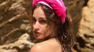 Η Μαρία Βοσκοπούλου ποζάρει φορώντας μπικίνι και παρεό στην πιο καλοκαιρινή και ξέγνοιστη φωτογραφία ever