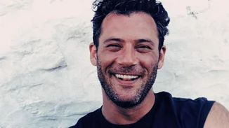 Ο Αντίνοος Αλμπάνης πιο γοητευτικός και όμορφος από ποτέ | Η κομψή εμφάνιση στον γάμο του Κώστα Σπαθή