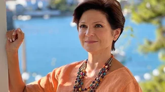 H Ταμίλα Κουλίεβα ποζάρει topless με φόντο το ηφαίστειο της Σαντορίνης θυμίζοντας πίνακα ζωγραφικής