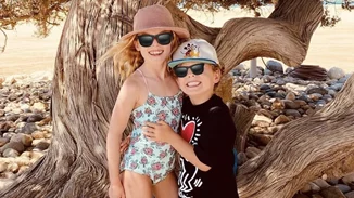 Βίκυ Καγιά | Οι υπέροχες φωτογραφίες των κατάξανθων παιδιών της από τις οικογενειακές τους διακοπές στη Νάξο