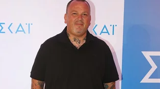 Δημήτρης Σκαρμούτσος | "Όλη μου τη ζωή έχω ζήσει στο περιθώριο λόγω της εμφάνισής μου και ξαφνικά έγινα γνωστός, με χαιρετούσαν που εμένα με έβλεπαν και άλλαζαν πεζοδρόμιο"