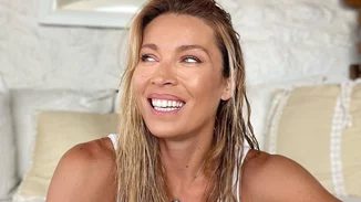 Η κατάξανθη Μάργκω Πατίτσα λατρεύει τα παιχνίδια στη θάλασσα | Η χαριτωμένη φωτογραφία από την παραλία και το άκρως stylish μαγιό