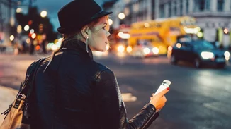 Strut Safe | Η τηλεφωνική γραμμή βοήθειας που δεν αφήνει κανένα κορίτσι να γυρίσει μόνο του στο σπίτι