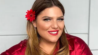 Ψηλόμεσο σορτς και ψηλοτάκουνα πέδιλα | Το καλοκαιρινό outfit που επέλεξε η Δανάη Μπάρκα για τη συναυλία του συγκροτήματος "Melisses"