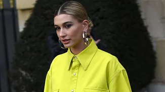 H Hailey Bieber φόρεσε τη νέα αγαπημένη τάση στα πλεκτά