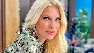 Λάουρα Λάτσιου | Με μαύρο τοπ και μπεζ flare χαμηλόμεσο denim στο πλευρό της μαμάς της, Ελένης Μενεγάκη