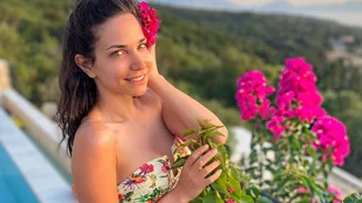 Η Κατερίνα Γερονικολού ποζάρει ξαπλωμένη σε μία chaise longue, φορώντας μόνο το μπικίνι της