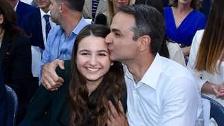 Η Δάφνη και ο Κωνσταντίνος Μητσοτάκης πήγαν για καφέ στην Κηφισιά μαζί με τους γονείς τους | Η σπάνια οικογενειακή έξοδος